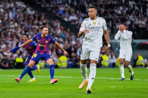 Afición del Madrid estalla por polémico gol anulado a Mbappé contra Barcelona: “Liga corrupta”