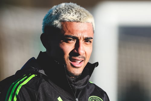 ¡Debut amargo! Julián Araujo tropieza en el Clásico de Glasgow con el Celtic
