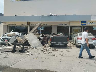 La ciudad de Manzanillo sufrió de varios daños estructurales en algunos de sus edificios.