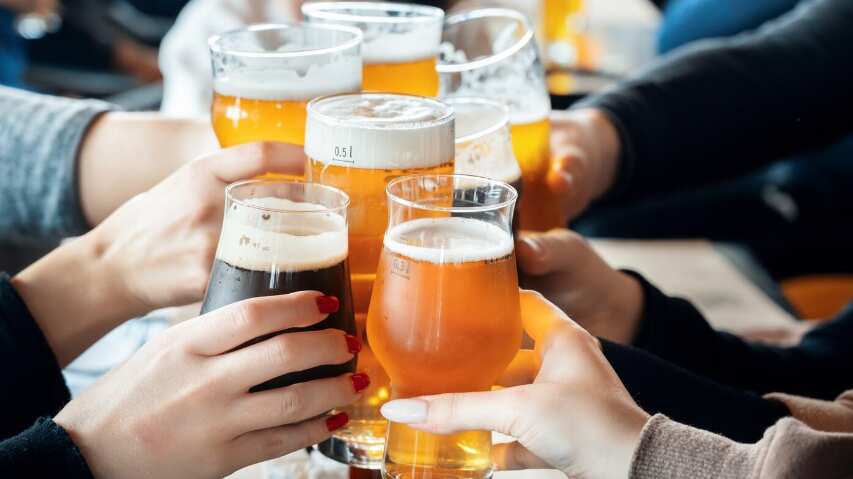 Un grupo de personas tintineando vasos con cerveza