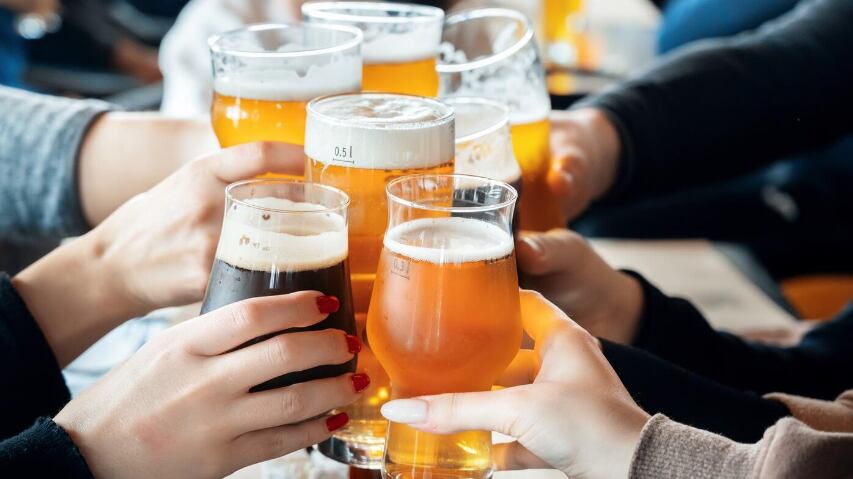 Un grupo de personas tintineando vasos con cerveza