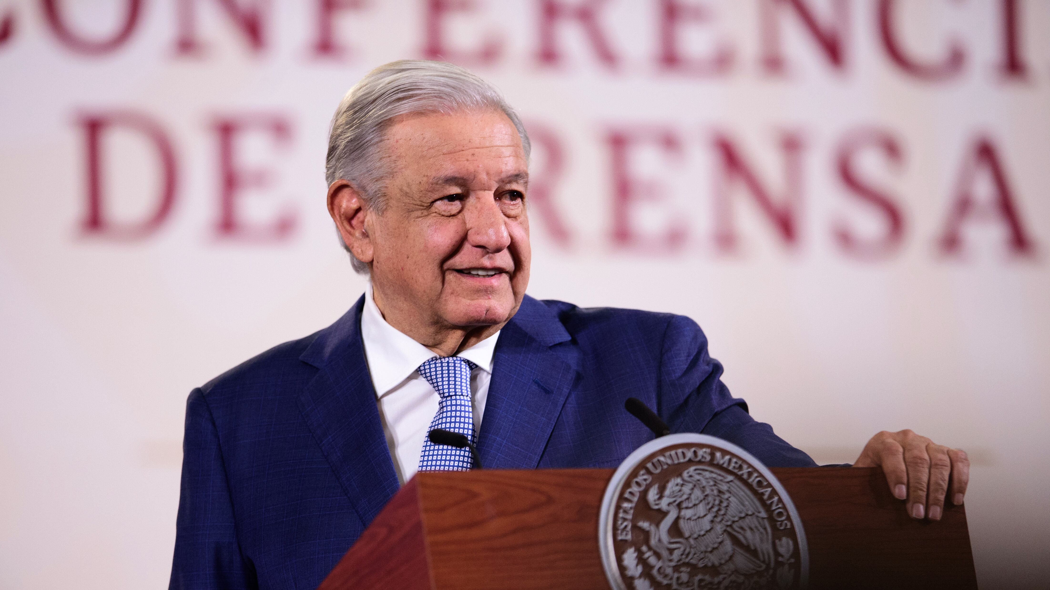 Cuauhtémoc, Ciudad de México, México, 18 de octubre de 2023. 
Andrés Manuel López Obrador, presidente Constitucional de los Estados Unidos Mexicanos en conferencia de prensa matutina en el Salón Tesorería de Palacio Nacional. Lo acompaña Ana Elizabeth García Vilchis. 
Foto: Presidencia