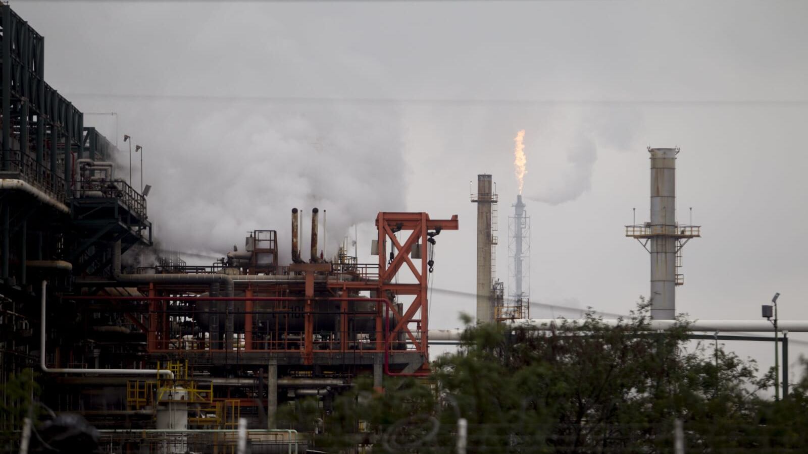 El combustóleo es en parte responsable de los dias de mal aire en NL.