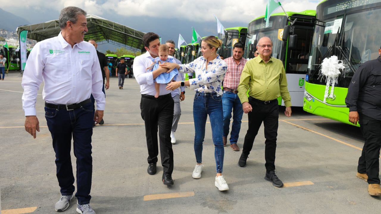 El gobernador presidió la entrega de 250 nuevas unidades de la ola verde.