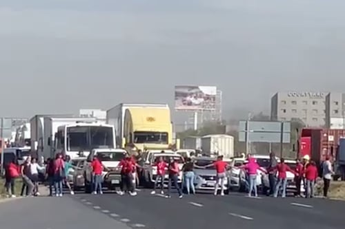 Familiares de reos bloquean carretera tras reporte de muertos en penal de La Pila en SLP