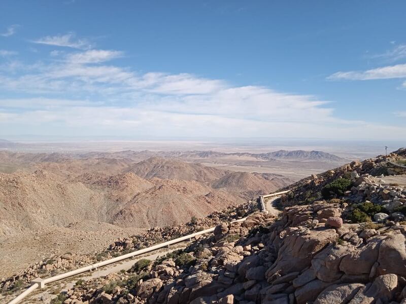 Una carretera con un paisaje único