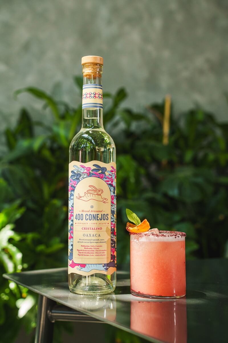 Te compartimos recetas fáciles y deliciosas para preparar con mezcal, ideales para disfrutar entre amigos, en la playa o en casa con mucho estilo