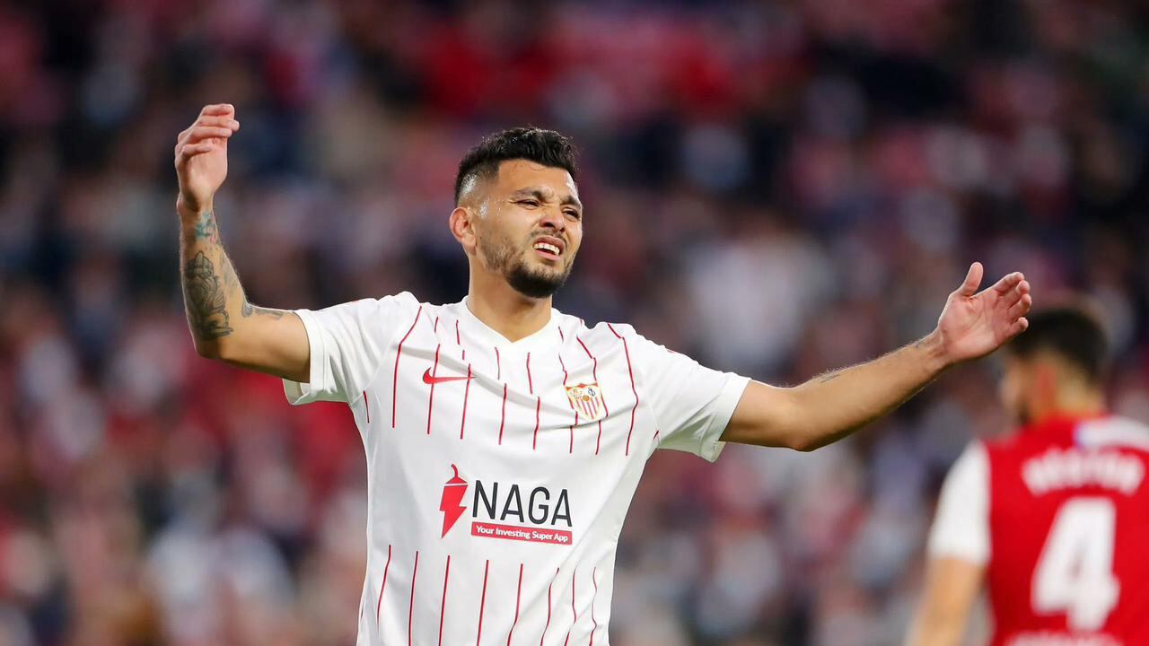 Afición de Sevilla apoya al Tecatito Corona y desean que triunfe con el equipo