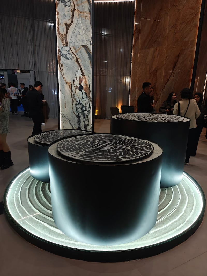 Interceramic presentó el stand más inmersivo de la exposición. Su propuesta, inspirada en los sentidos y en la conexión humana con los espacios, reafirmó su compromiso con la innovación, la sustentabilidad y el arte del diseño