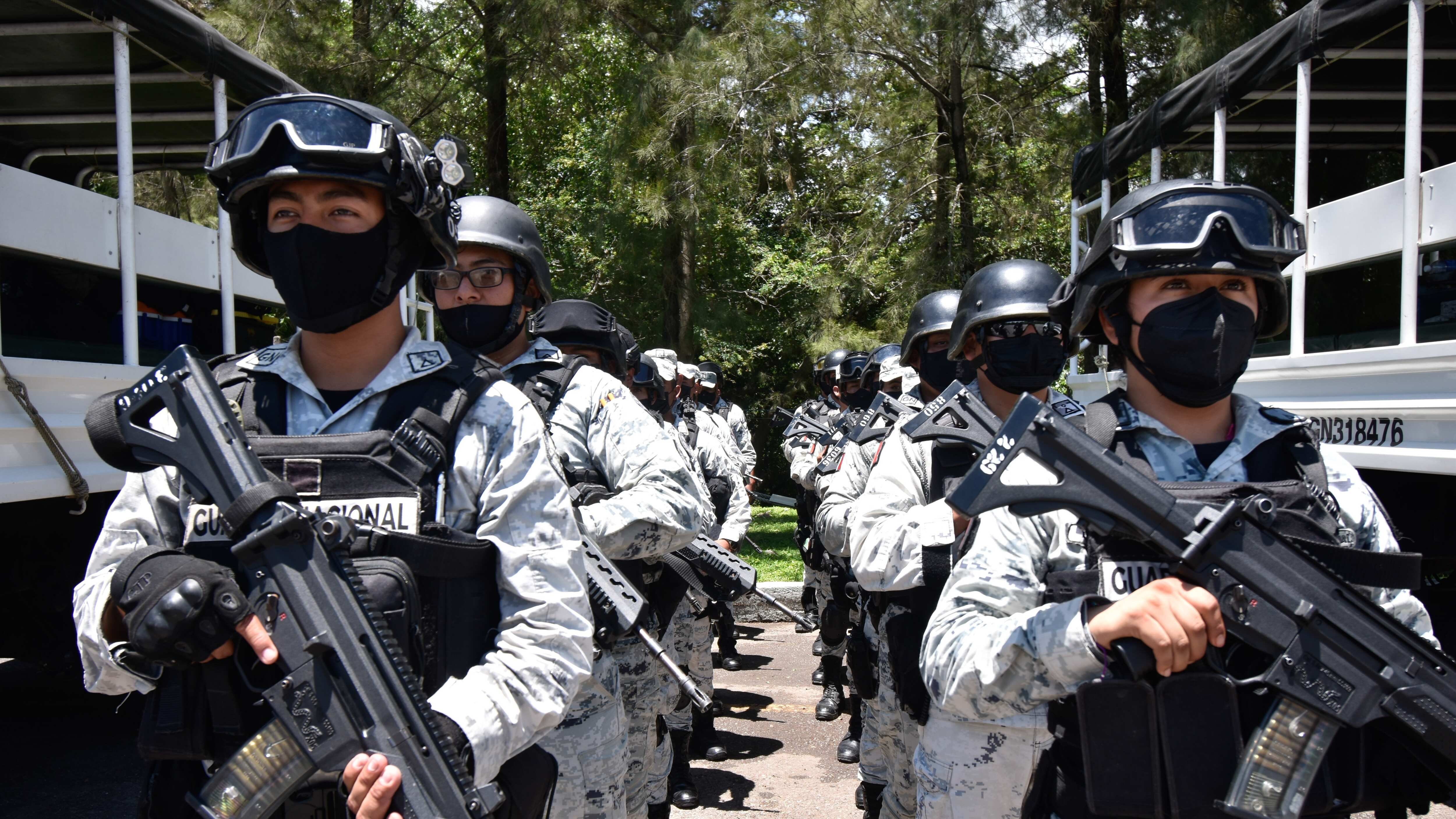 CHILPANCINGO, GUERRERO, 05JULIO2022.- Ante el incremento de violencia en la capital del estado, arribaron 300 miembros de la Guardia Nacional (GN) para reforzar la seguridad y apoyar en los operativos implementados por las autoridades estatales y municipales. Desde muy temprana hora, como si fueran espartanos, los 300 llegaron a las instalaciones del 6to Batallón de Ingenieros en Combate (BIC), para un pase de revista y posteriormente se trasladaron a las instalaciones del 50 Batallón de Infantería, dentro de la 35va Zona Militar, para poder salir a recorrer las calles de la ciudad. En una presentación a medios de comunicación, sin que se diera un protocolo o ceremonia de abanderamiento, en la explanada del campo militar 35-A ‘Hermenegildo Galeana’, fueron presentados los miembros de la GN que llegaron a reforzar la seguridad de la capital del estado, ciudad que ha sufrido durante las últimas semanas un incremento en los hechos violentos, mismos que van desde asaltos a mano armada a quema de vehículos y ataques armados.