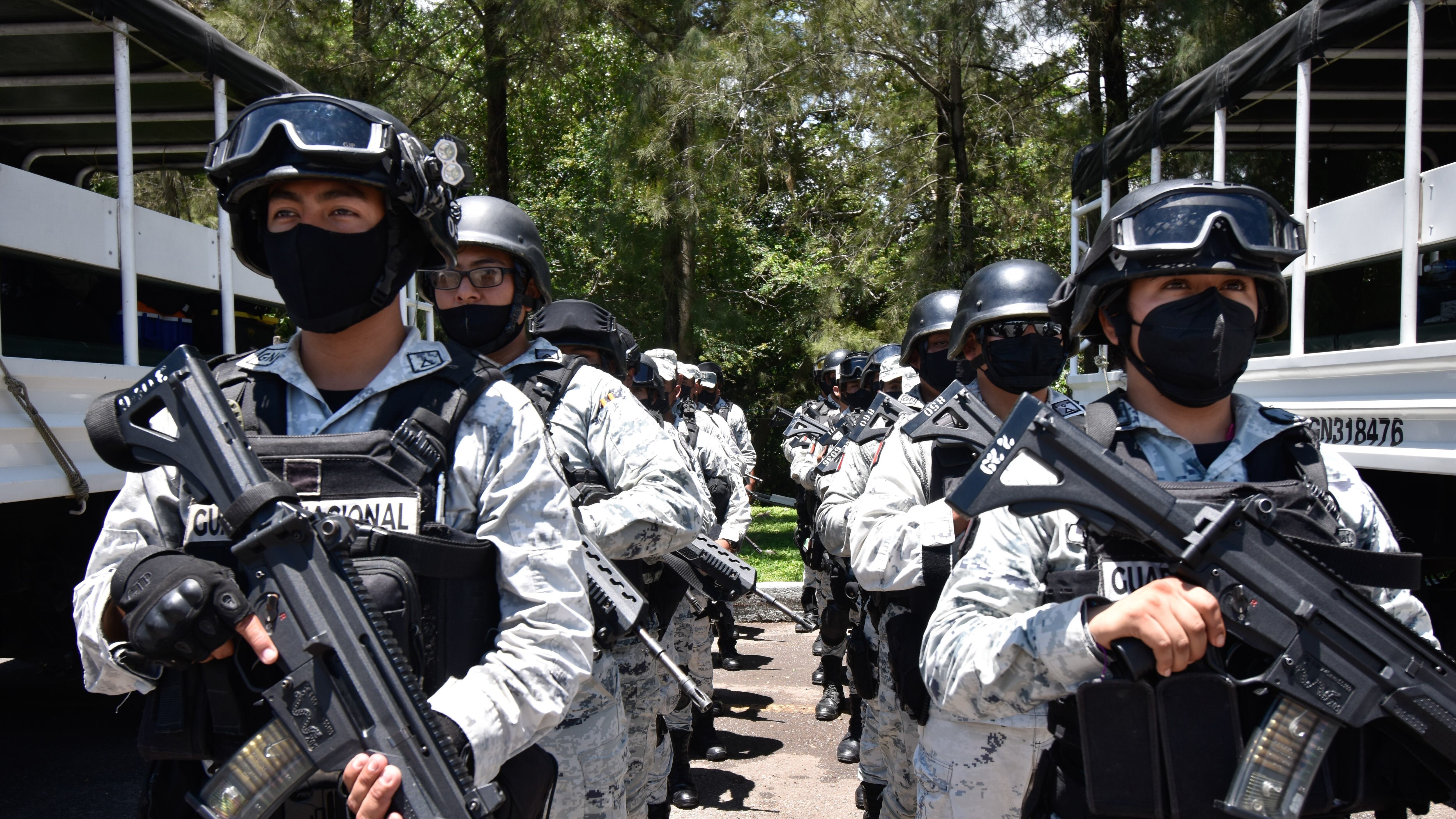CHILPANCINGO, GUERRERO, 05JULIO2022.- Ante el incremento de violencia en la capital del estado, arribaron 300 miembros de la Guardia Nacional (GN) para reforzar la seguridad y apoyar en los operativos implementados por las autoridades estatales y municipales. Desde muy temprana hora, como si fueran espartanos, los 300 llegaron a las instalaciones del 6to Batallón de Ingenieros en Combate (BIC), para un pase de revista y posteriormente se trasladaron a las instalaciones del 50 Batallón de Infantería, dentro de la 35va Zona Militar, para poder salir a recorrer las calles de la ciudad. En una presentación a medios de comunicación, sin que se diera un protocolo o ceremonia de abanderamiento, en la explanada del campo militar 35-A ‘Hermenegildo Galeana’, fueron presentados los miembros de la GN que llegaron a reforzar la seguridad de la capital del estado, ciudad que ha sufrido durante las últimas semanas un incremento en los hechos violentos, mismos que van desde asaltos a mano armada a quema de vehículos y ataques armados.
