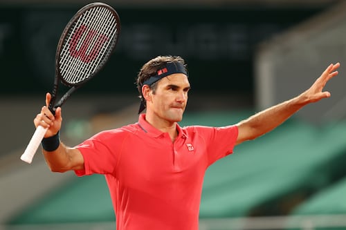 Roger Federer sufre pero avanza a octavos de final del Roland Garros