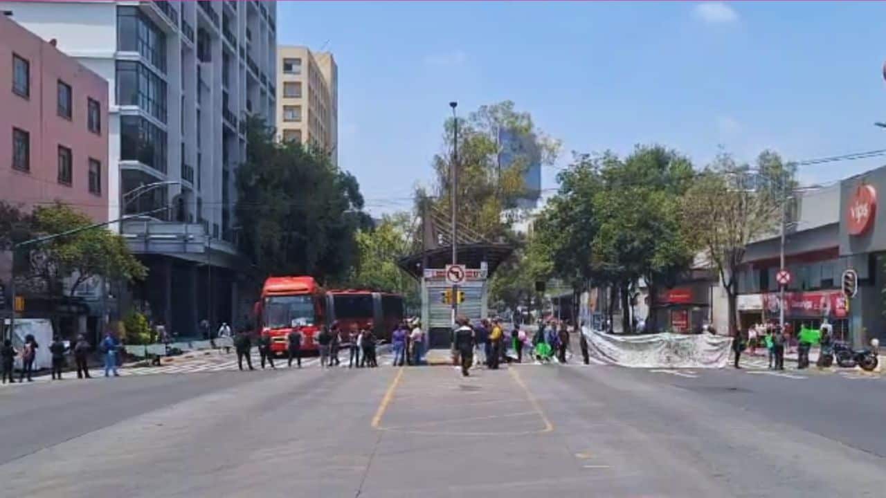 Bloqueo en avenida Insurgentes suspende servicio en la Línea 1 del Metrobús