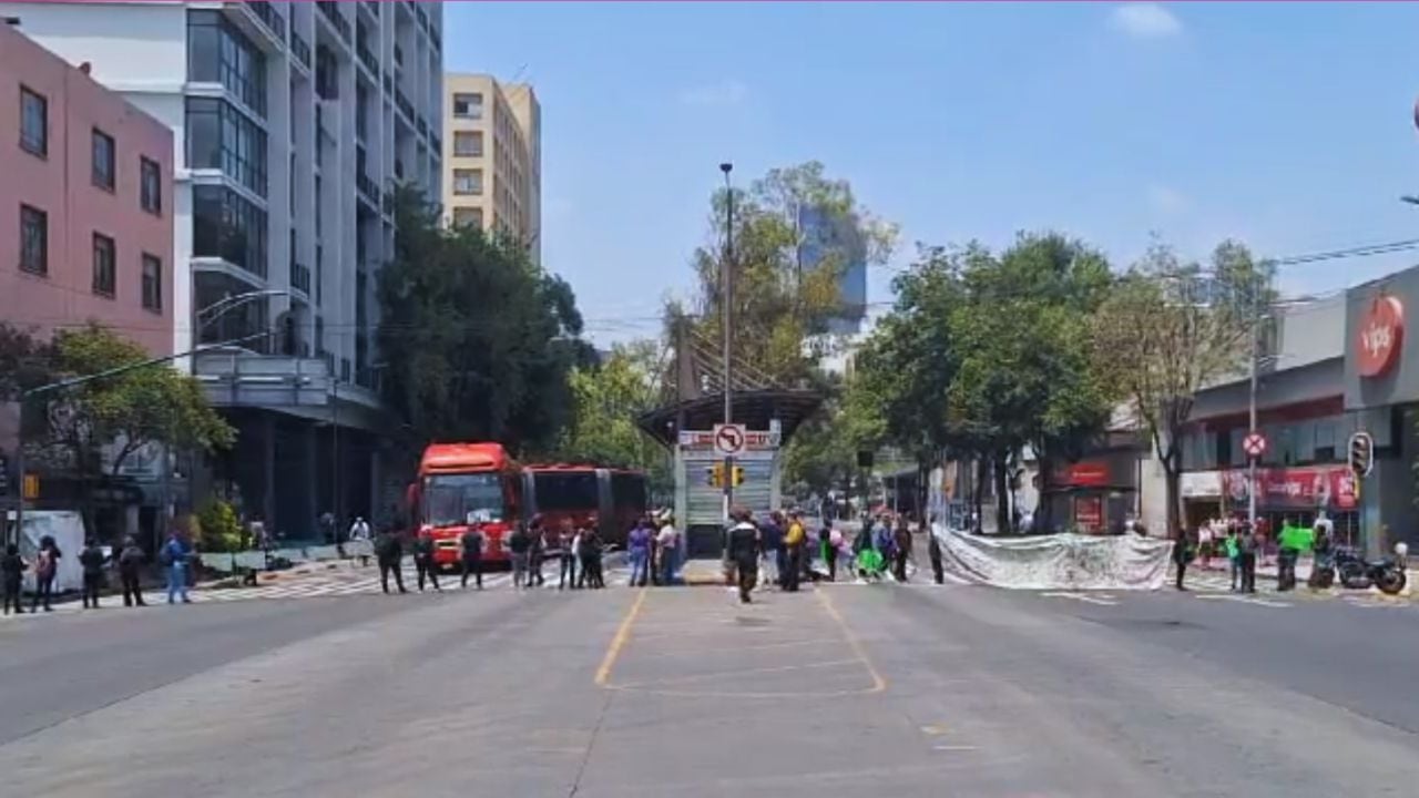 Bloqueo en avenida Insurgentes suspende servicio en la Línea 1 del Metrobús