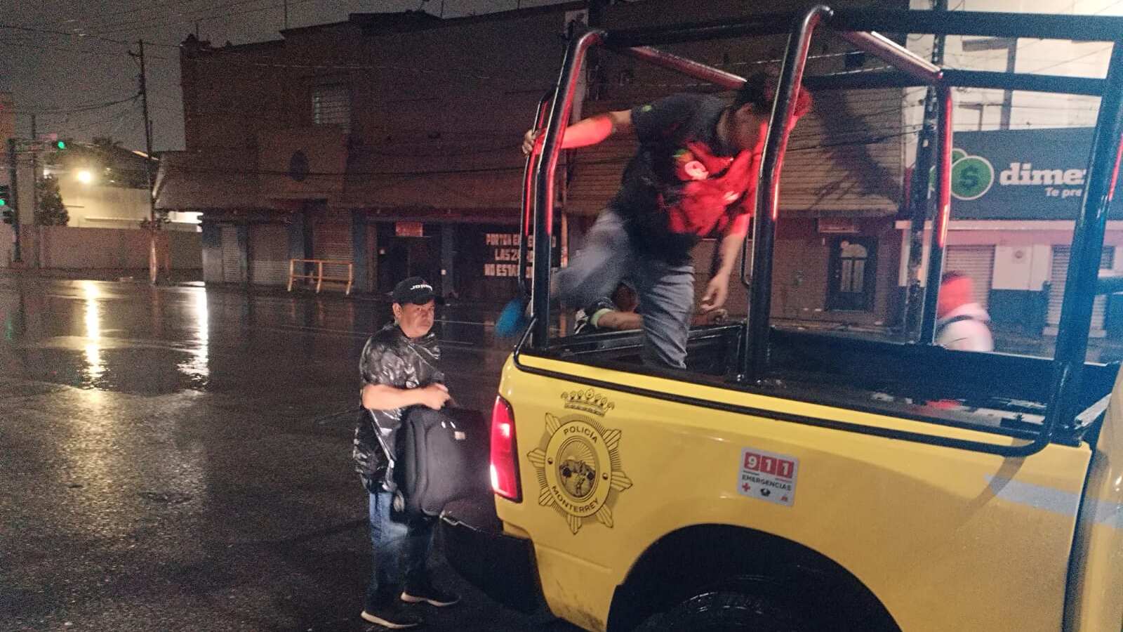 El alcalde de Monterrey giró instrucciones de apoyar a los ciudadanos.