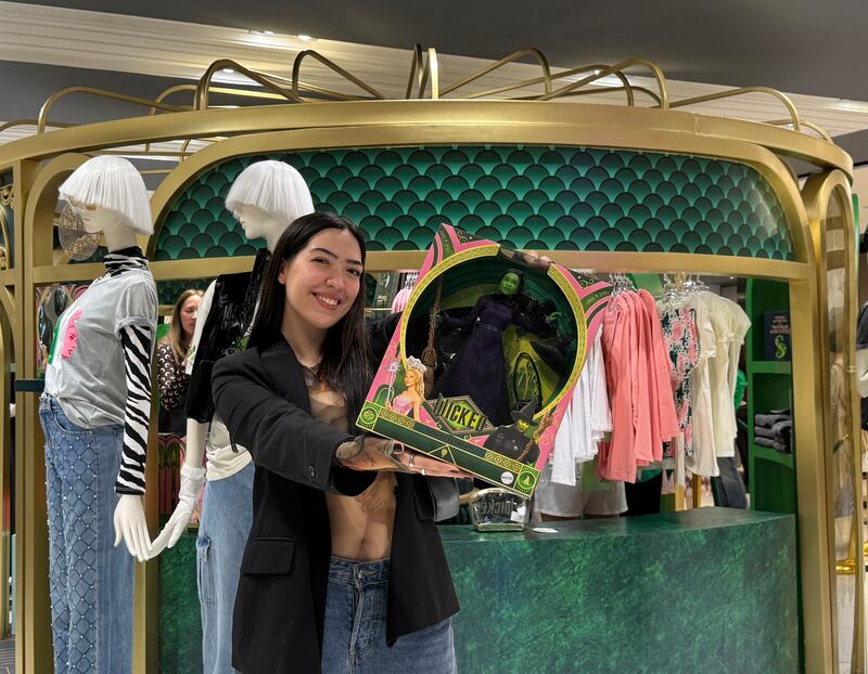 Los fans de Wicked podrán disfrutar de una colección única de más de 150 productos inspirados en la película. Con pop-up stores y vitrinas temáticas en tiendas, te transportarás al mundo de Elphaba y Glinda
