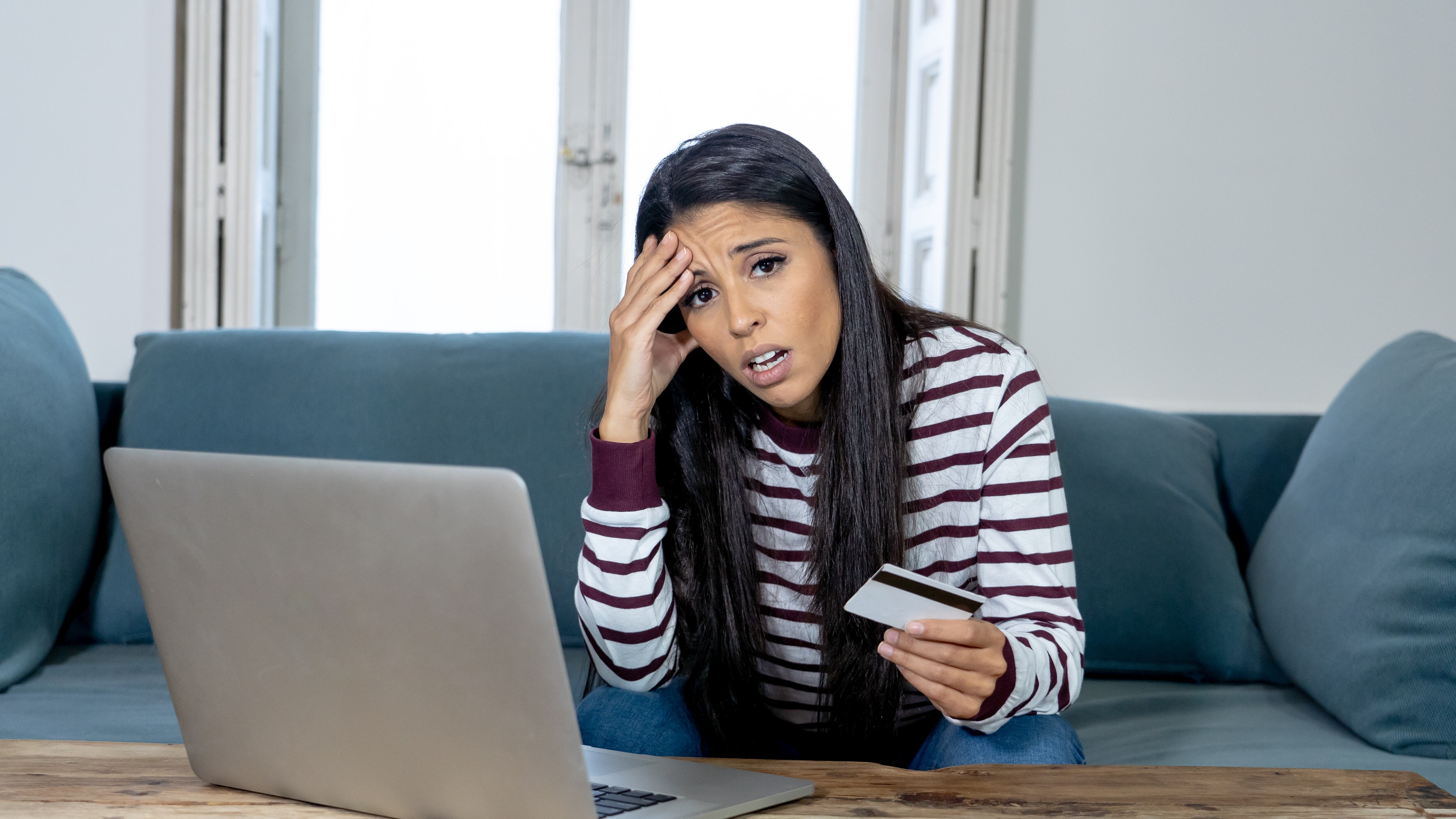 La cartera vencida en tarjetas de crédito se duplicó y las personas más endeudadas ganan entre cinco mil y 10 mil pesos mensuales, reveló el Banxico.