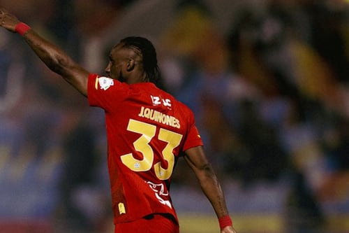 Julián Quiñones se luce con hat trick en Arabia y pelea el liderato de goleo con CR7