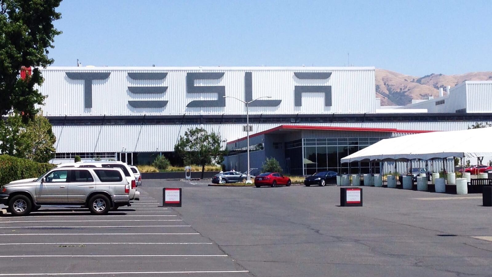 Para el Gobierno del estado todo sigue igual: siguen trabajando con Tesla.