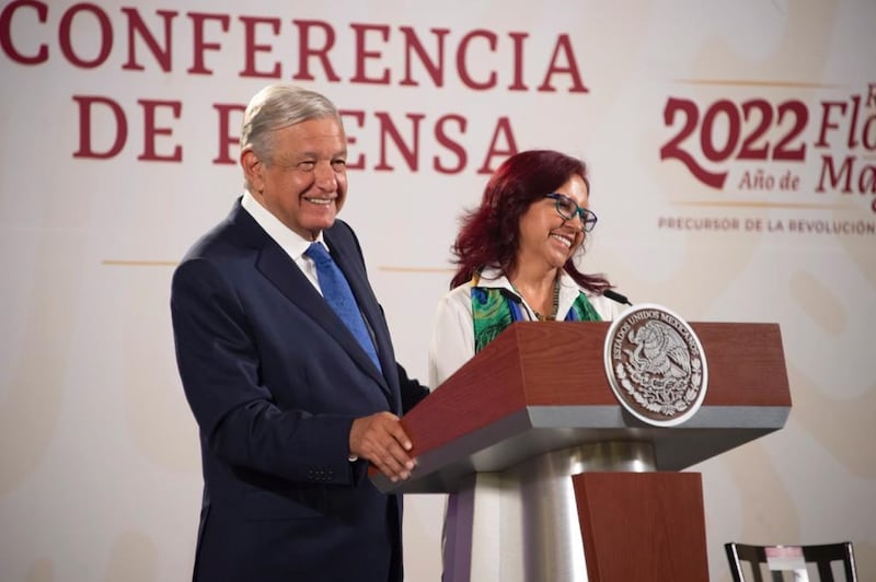 Leticia Ramírez, nueva titular de la SEP, junto al presidente López Obrador.