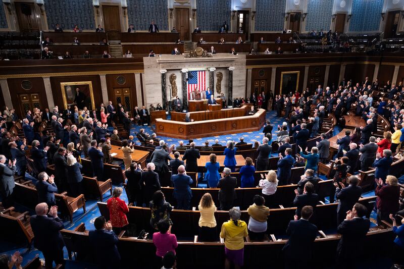 WASHINGTON, DC - 01 DE MARZO: El presidente de Estados Unidos, Joe Biden, pronuncia el discurso sobre el Estado de la Unión durante una sesión conjunta del Congreso en la Cámara de Representantes del Capitolio de Estados Unidos el 1 de marzo de 2022 en Washington, DC. Durante su primer discurso sobre el Estado de la Unión, se espera que Biden hable sobre los esfuerzos de su administración para liderar una respuesta global a la invasión rusa de Ucrania, trabajar para frenar la inflación y sacar al país de la pandemia del COVID-19. (Foto de Jim Lo Scalzo-Pool/Getty Images)