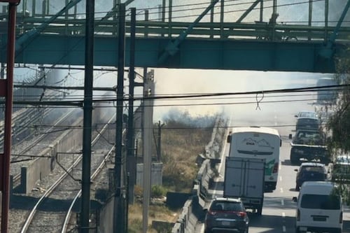 Humo por incendio cerca de la Línea A del Metro de la CDMX afecta vialidad en la Ignacio Zaragoza