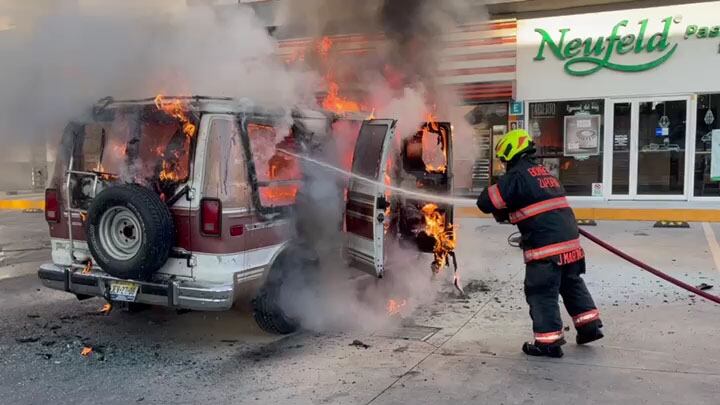 Con agua a presión los bomberos lograron sofocar las llamas que consumieron la camioneta.