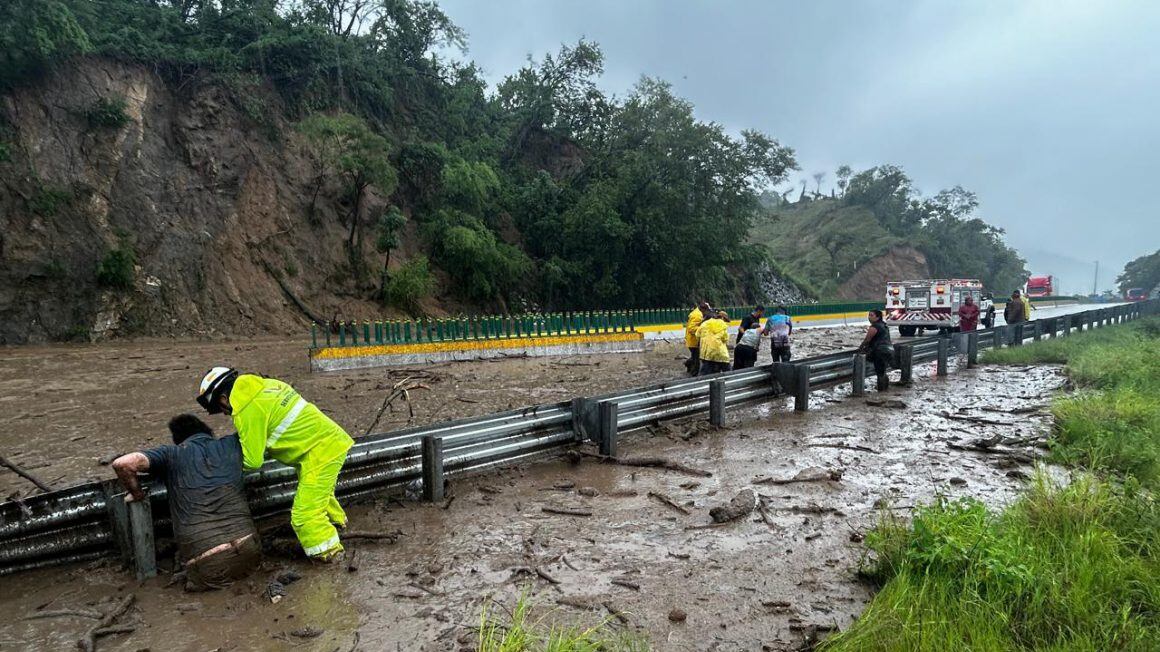 Huracán John daño carreteras