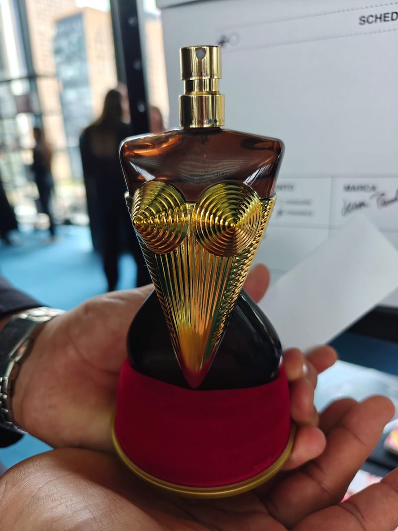 Entre oficinas retro, experiencias olfativas y un roof garden con DJ, Sephora presentó los productos que marcarán la temporada, desde la primera fragancia de Rare Beauty hasta lo último de Fenty Skin y Patrick Ta Beauty
