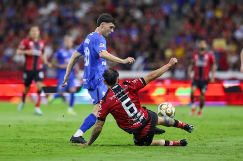 ¿Se pierde la vuelta? Así quedaron las piernas de Paradela tras dura entrada de jugador de Atlas