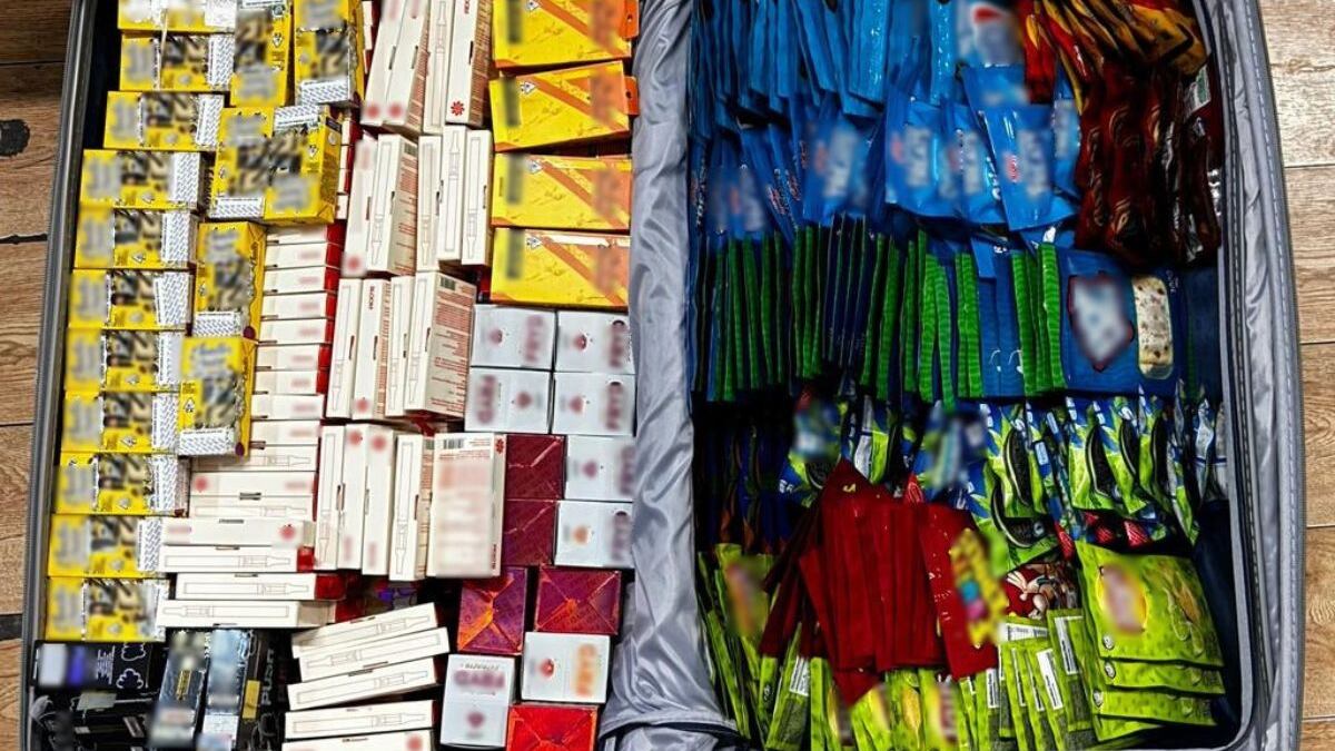 Hallan maleta con más de 600 productos cannábicos en Tijuana.