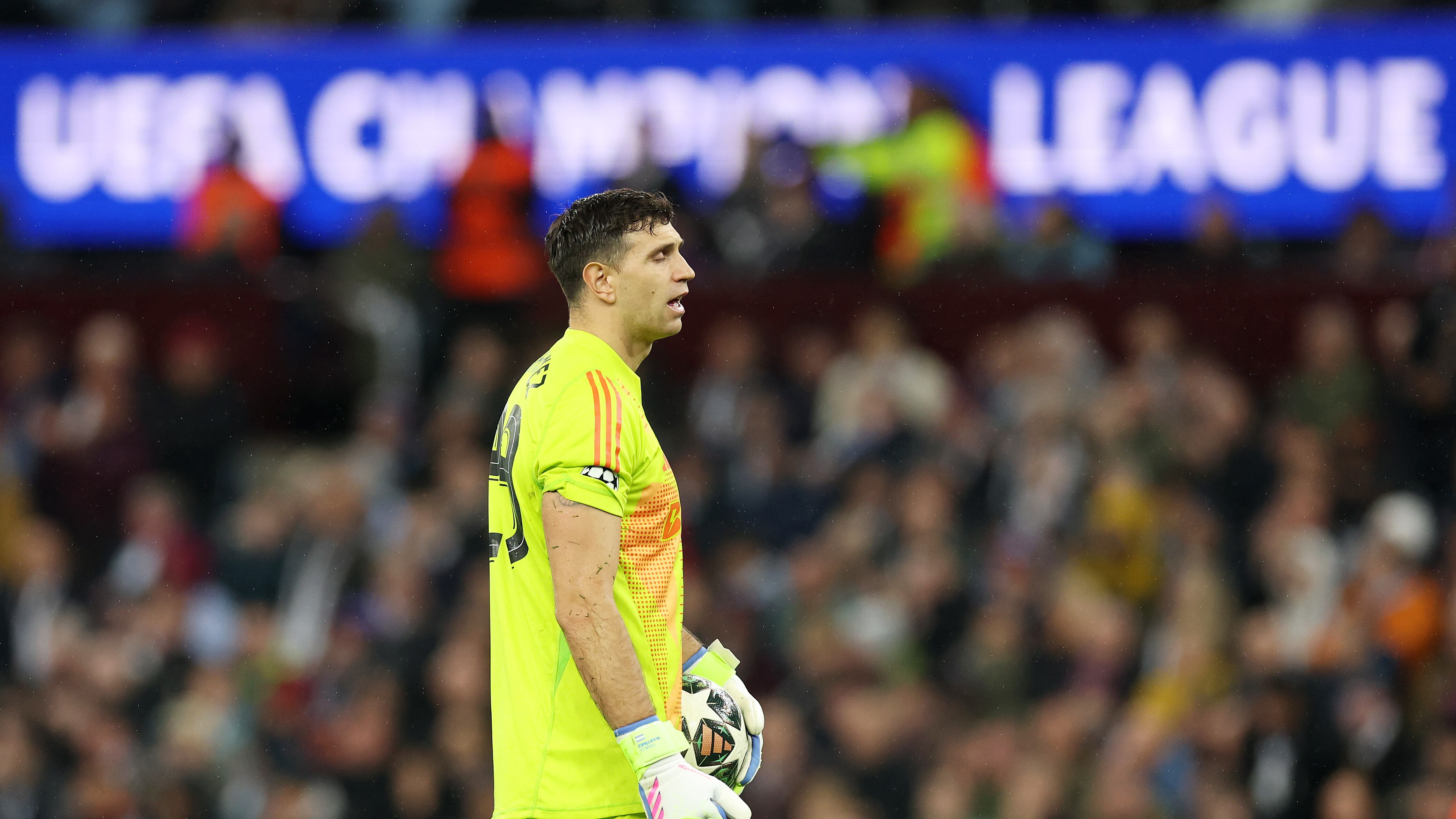 Dibu Martínez cometió un error ante PSG.