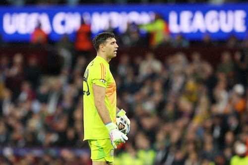 Dibu Martínez es víctima de burlas tras grosero error en la Champions League