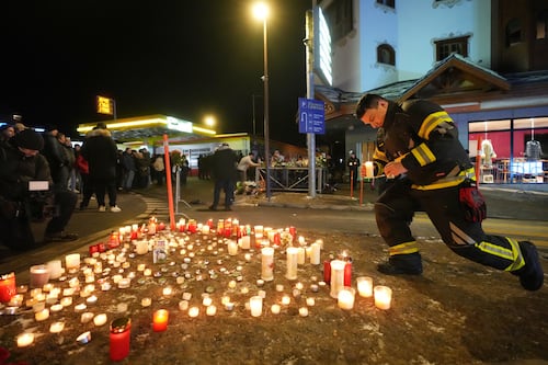 Con velas y flores homenajean a víctimas de incendio en bar Le Constellation en Suiza