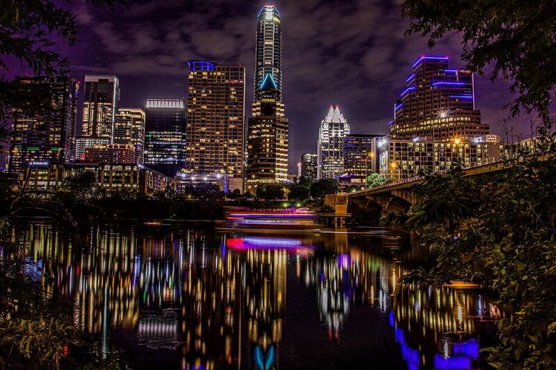 ¡Celebra en grande el Día de San Valentín en Texas! Con su encanto sureño es el escenario predilecto para las parejas que son atraídas por destinos auténticos, de aventura, históricos, gastronómicos y de compras