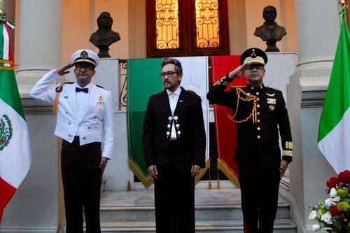 ¿Falda o falda pantalón?: El atuendo de Genaro Lozano enciende el debate en redes tras ceremonia del Grito en Italia