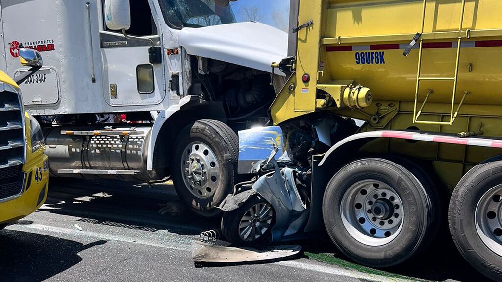 La persona fallecida viajaba en el compacto prensado entre las dos unidades de carga pesada.