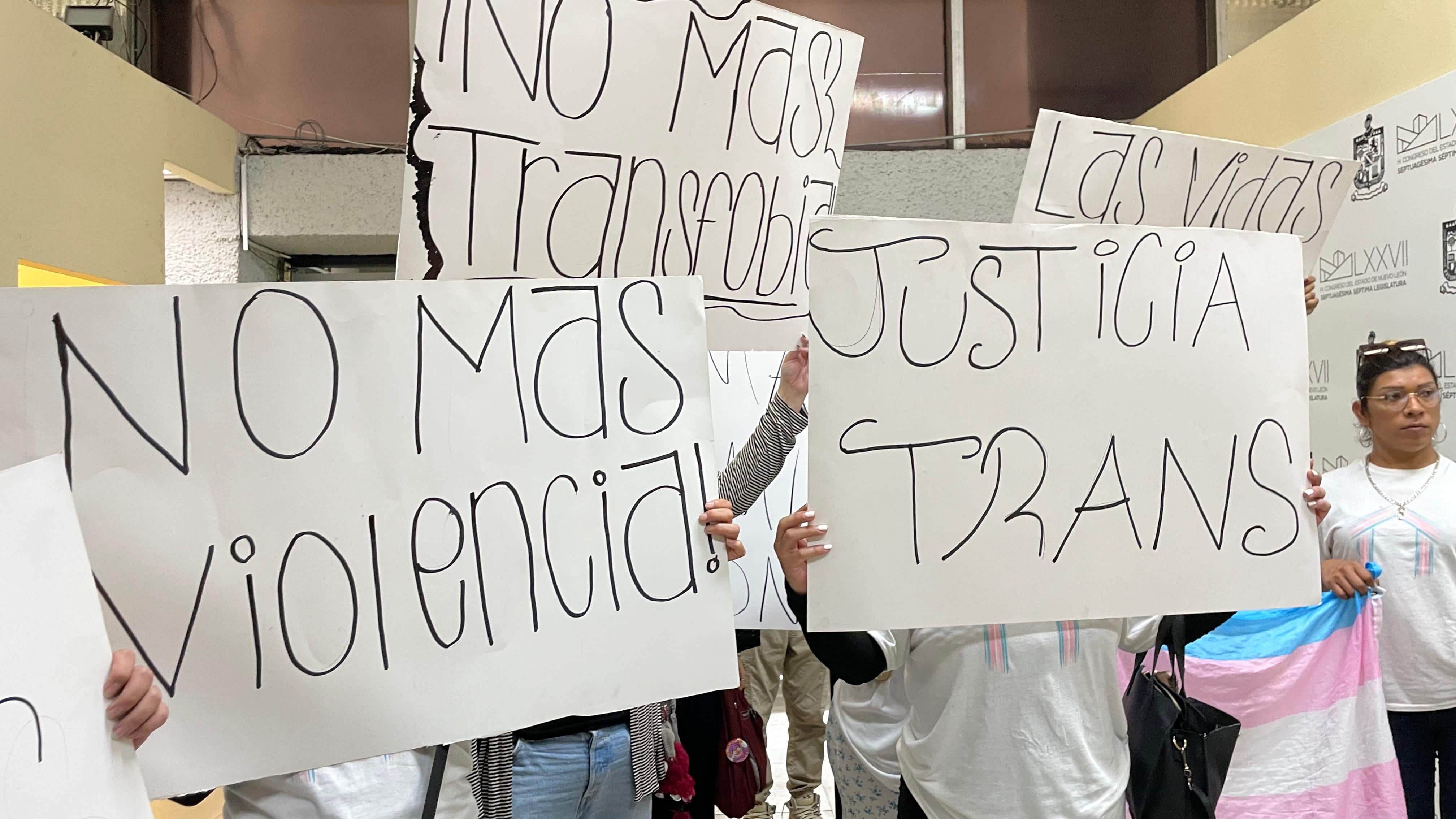 Las manifestantes denunciaron que, por la falta de legislación, la comunidad no tiene acceso a información sobre sus personas asesinadas.