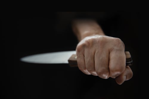 Jugador amateur ataca a entrenador del equipo contrario con un cuchillo y se fuga