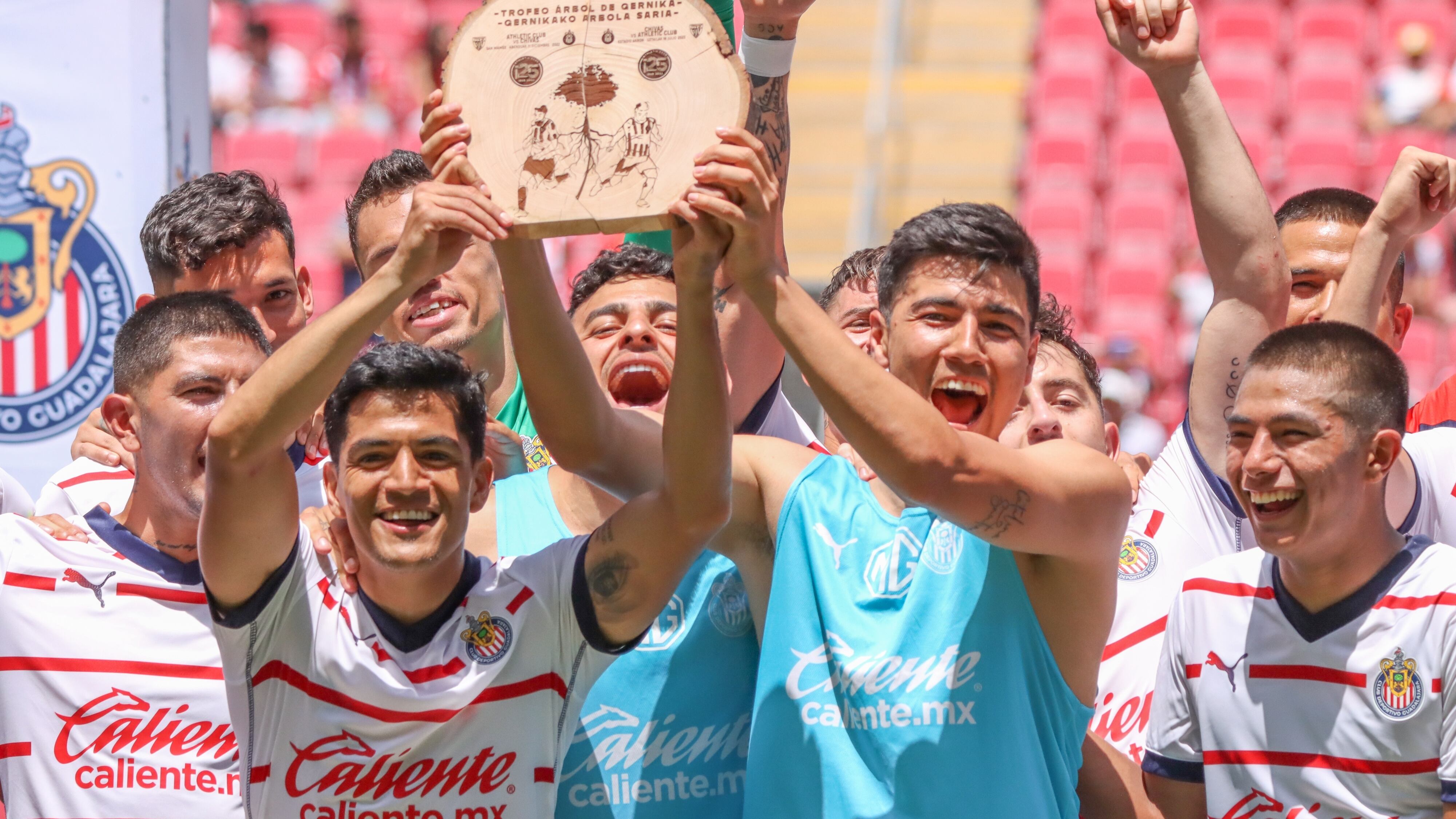 Así celebraron las Chivas el triunfo en el Akron