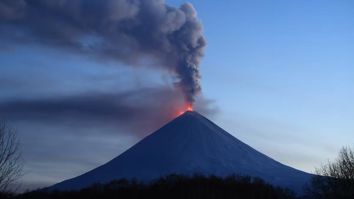 El volcán Klyuchevskoï, el más grande de Rusia activo, entro en erupción