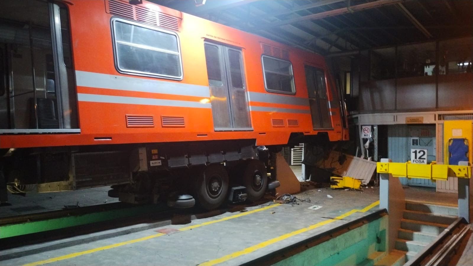 El tren se estrelló en la zona de talleres contra uno de los muros. (Especial)