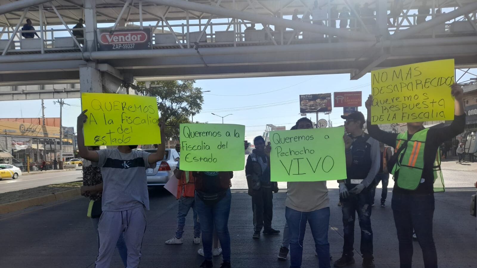 La protesta bloquea la avenida López Mateos en ambos sentidos a la altura del Periférico.