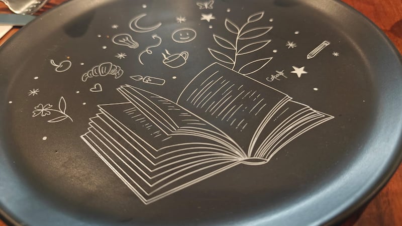 A través de una vajilla intervenida por la artista visual Cecilia Maafs, Giornale redefine el acto de comer como una pausa consciente donde el diseño, el bienestar y la emoción dialogan con la gastronomía