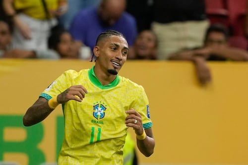 Estados Unidos recibe al avión de la Selección de Brasil con bomberos en pista