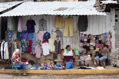 Crece rezago educativo y pobreza extrema en Michoacán; gobernador, ausente