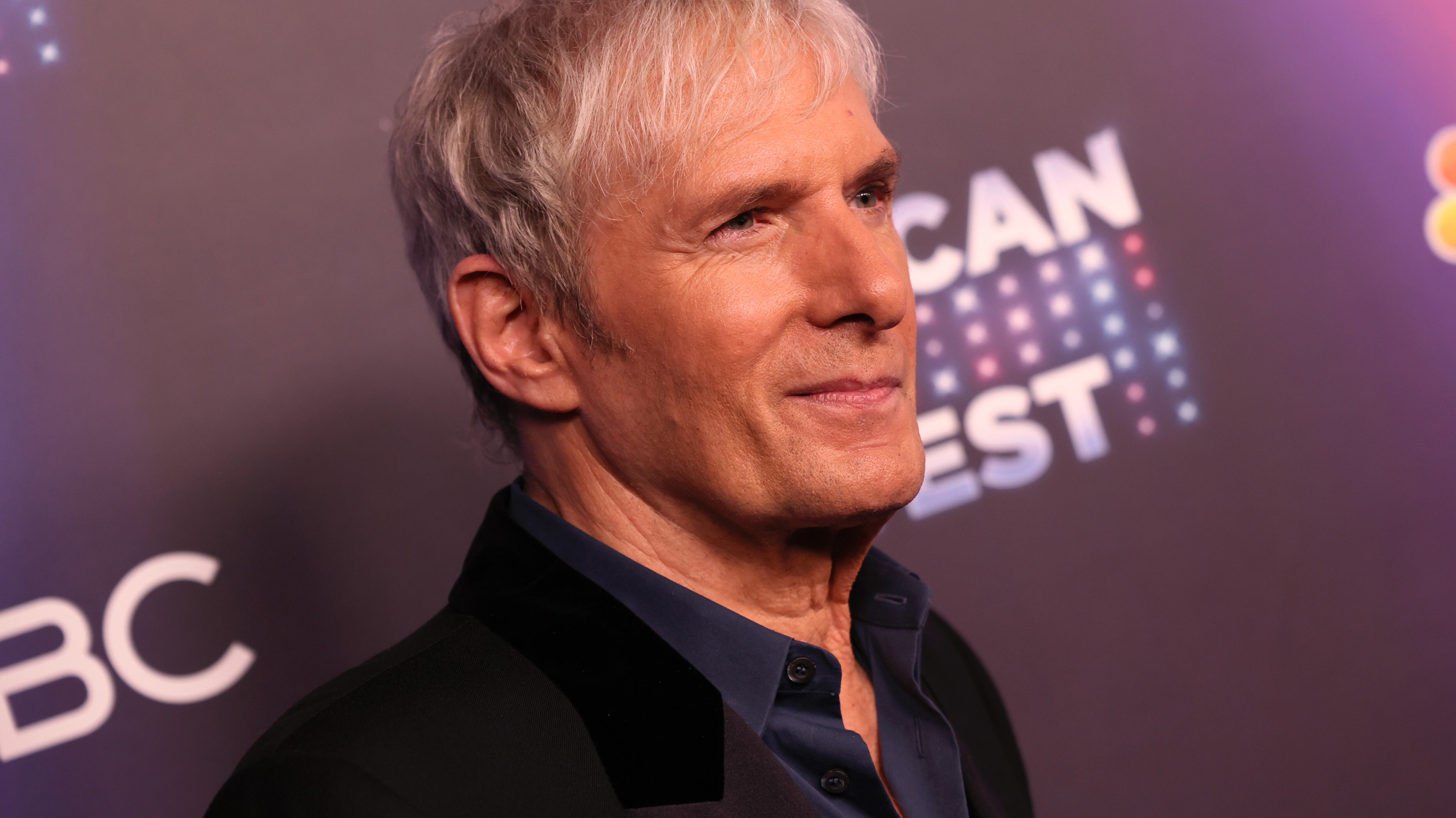 UNIVERSAL CITY, CALIFORNIA - 02 DE MAYO: Michael Bolton asiste al programa de la NBC "American Song Contest" Semana 7 Semifinal Parte 2 Estreno en directo y Alfombra Roja en Universal Studios Hollywood el 02 de mayo de 2022 en Universal City, California. (Foto de David Livingston/Getty Images)