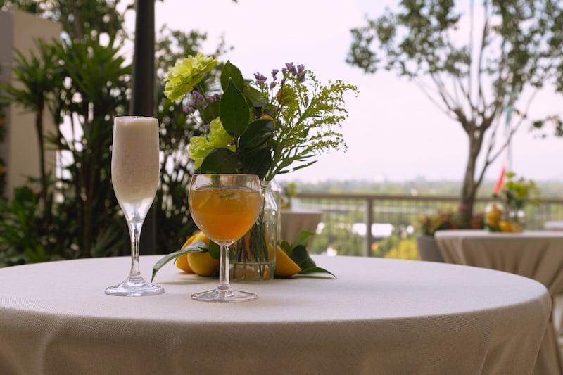 el 25 de julio al 24 de agosto, la terraza del JW Marriott Polanco se transforma en un rincón mediterráneo con cocteles, buena música y vistas únicas al Bosque de Chapultepec