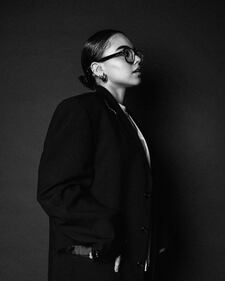 La influencer originaria de Monterrey ha cautivado a su comunidad a través de su autenticidad, al explorar distintos estilos y siluetas, sin importar los estereotipos. Invitando así a sus seguidores a abrazar la originalidad, comodidad y creatividad desde diversos aspectos de la vida.