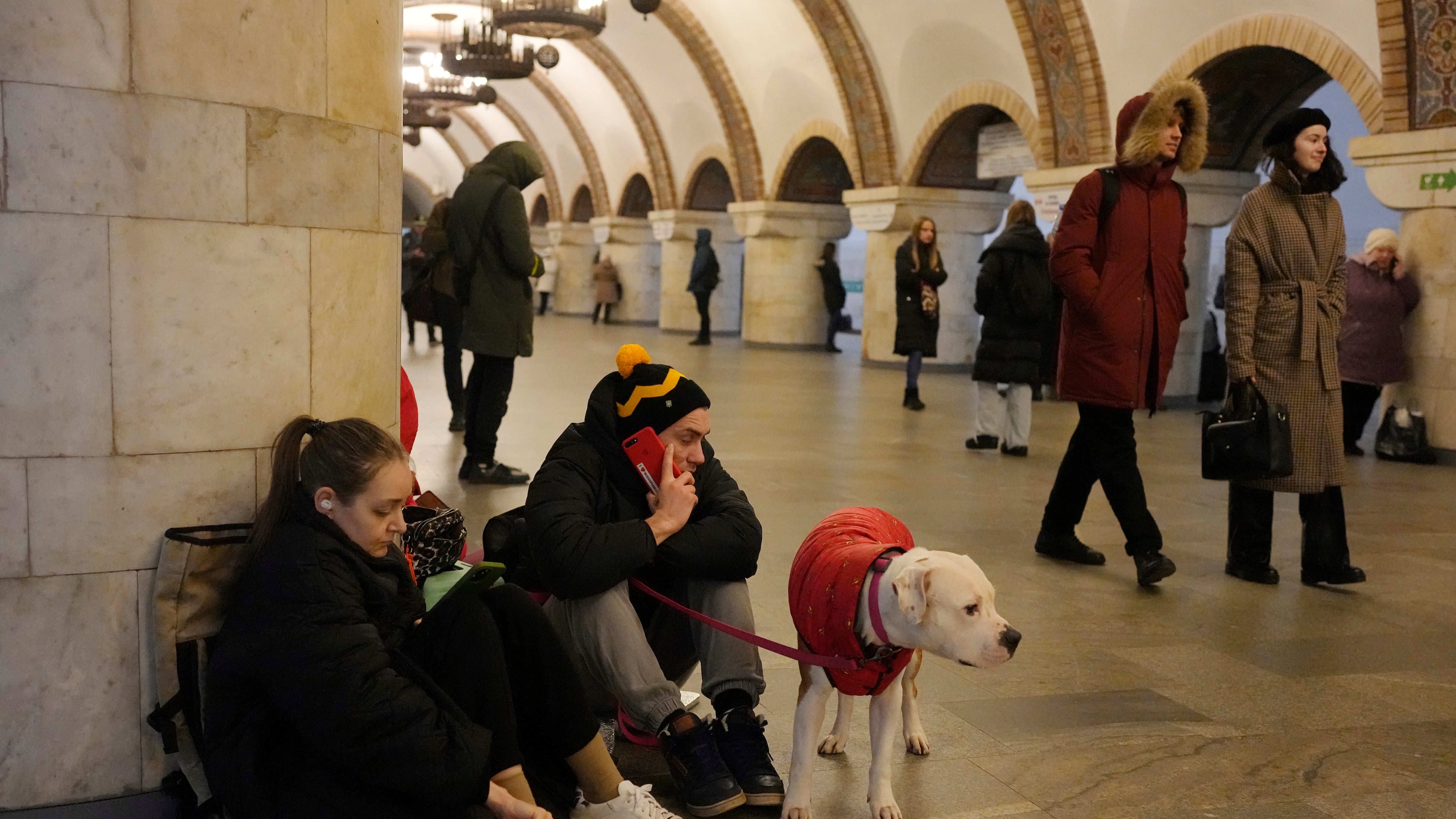 Un grupo de personas descansa en la estación de metro utilizada como refugio antiaéreo durante un ataque con cohetes en Kiev, Ucrania, el jueves 29 de diciembre de 2022. (AP Photo/Efrem Lukatsky)